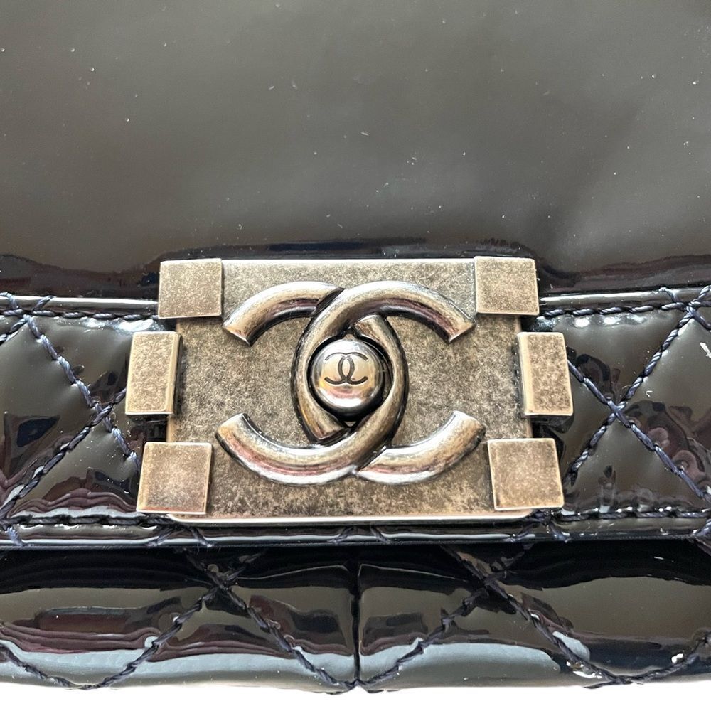 CHANEL Reverso Boy Flap Bag Patent Large in Midnight Blue - Picture 4 of 15